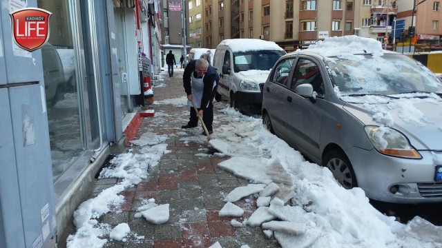 kadikoy-kaldirimlar-buz-kar-cilesi-esnaflar-vatandaslar-kadikoy-life-dergisi (1)