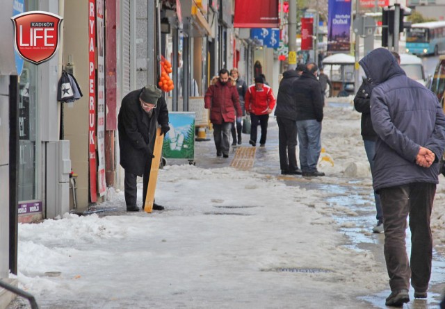 kadikoy-kaldirimlar-buz-kar-cilesi-esnaflar-vatandaslar-kadikoy-life-dergisi (13)