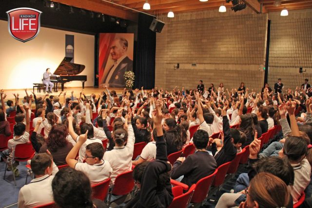 İlk konser, söyleşiyle de birlikte öğrencilere...