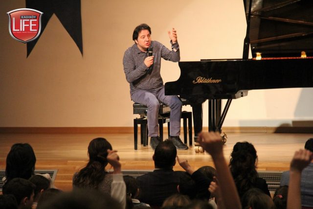 Fazıl Say, bir saatlik süre içerisinde onlarca öğrencinin sorularını yanıtladı.