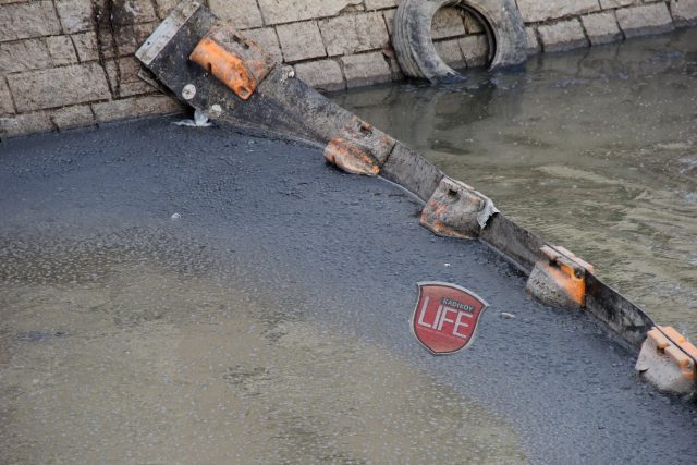 Kadıköy Life Dergisi'nin geçtiğimiz süreçte "Kurbağalıdere Patladı" haberi Türkiye genelinde takip edilmiş, birçok mecrada milyonlarca izlenme oranına ulaşmıştı. İşte ıslah çalışmalarının son virajında, 19 Nisan 2016 tarihinde Kurbağalıdere'deki manzara bu. Ekiplerin temizlik çalışması hızla sürerken önümüzdeki aylarda atık suların yer altına ineceği belirtildi. 