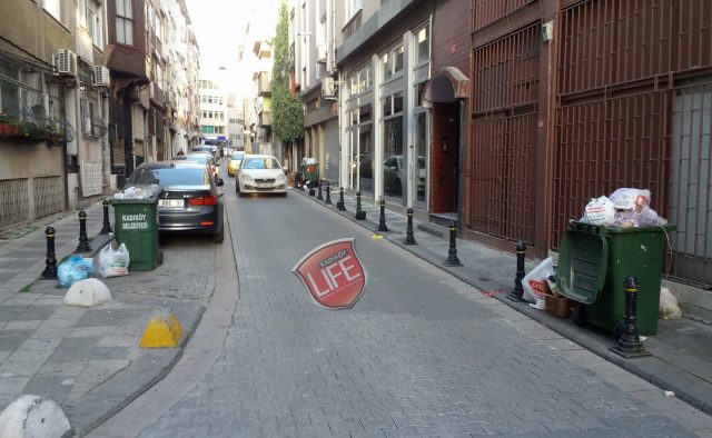 İşte Rasimpaşa Mahallesi'nin ara sokaklarından Nisan'ın ortasında bir kare. Üç "basit" çöp konteyneri saatlerce alınmayınca çöpler dışarı taştı, vatandaşlar isyan etti. 