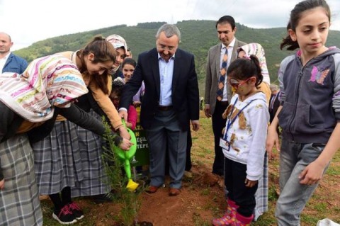 sancaktepede-yuzlerce-fidan-toprakla-bulustu (1)