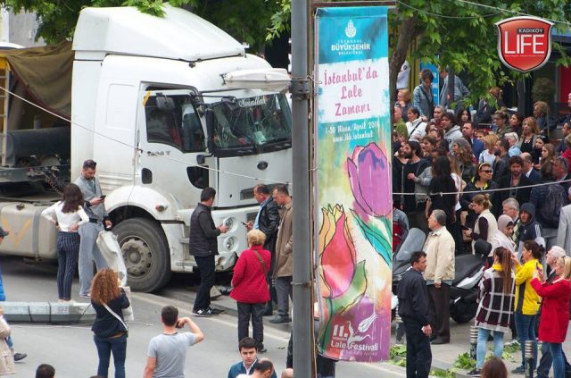 bagdat-caddesi-kaldirimi-bicti-hafiyat-kamyonu-kaza-kadikoy-life-dergisi (4)