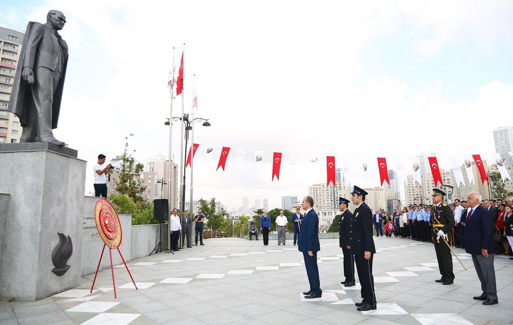 30 Ağustos Zafer Bayramı için hazırlanan tören, Atatürk anıtına yapılan çelenk sunumuyla başladı.