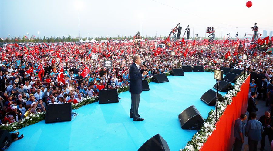 bes-milyon-vatandas-yenikapiyi-doldurdu (9)