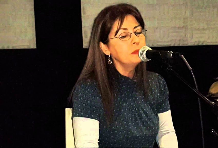 profesyonel müzik kariyerine protest müziğin en önemli temsilcilerinden Grup Yorum ile başladı. İlkay Akkaya,