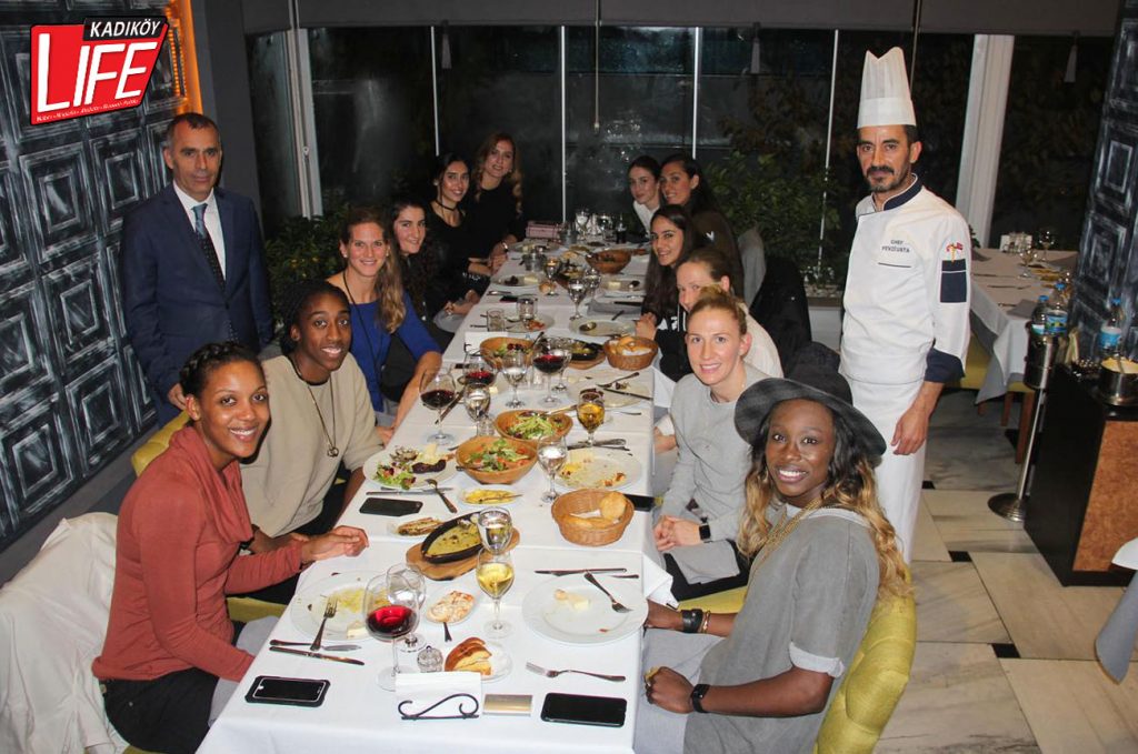 Restoran işletmecisi Recai Ayçiçek ve Şef Fevzi Usta, başarılı bayan basketbolculara özel sunum yaptı. 